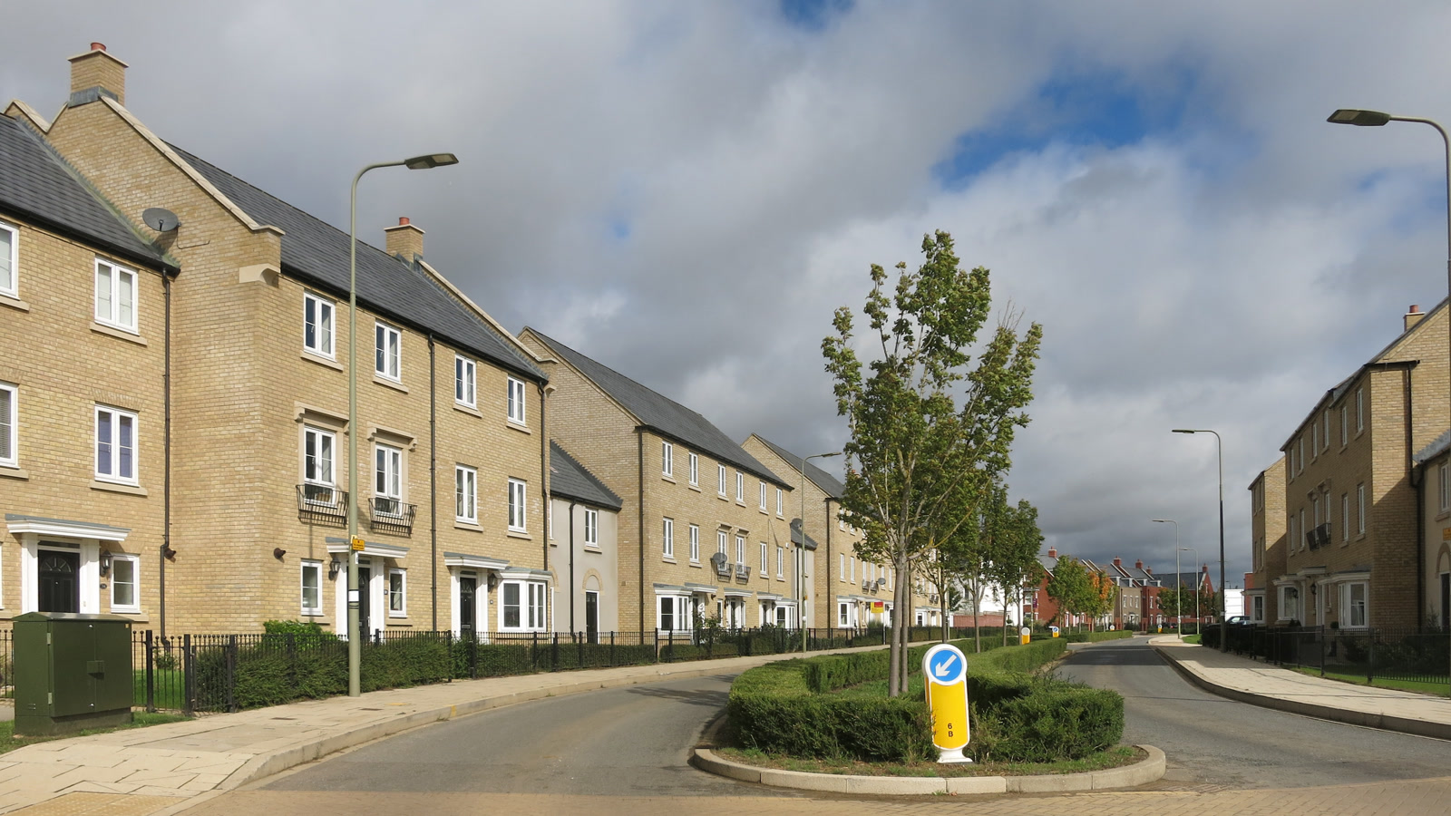 Tree-lined avenue and wide shared-use active travel paths along Whitelands Way in Kingsmere, Bicester, photographed in September 2015.